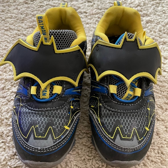 DC Comics Batman Kids Light Up Sneakers - Picture 2 of 9